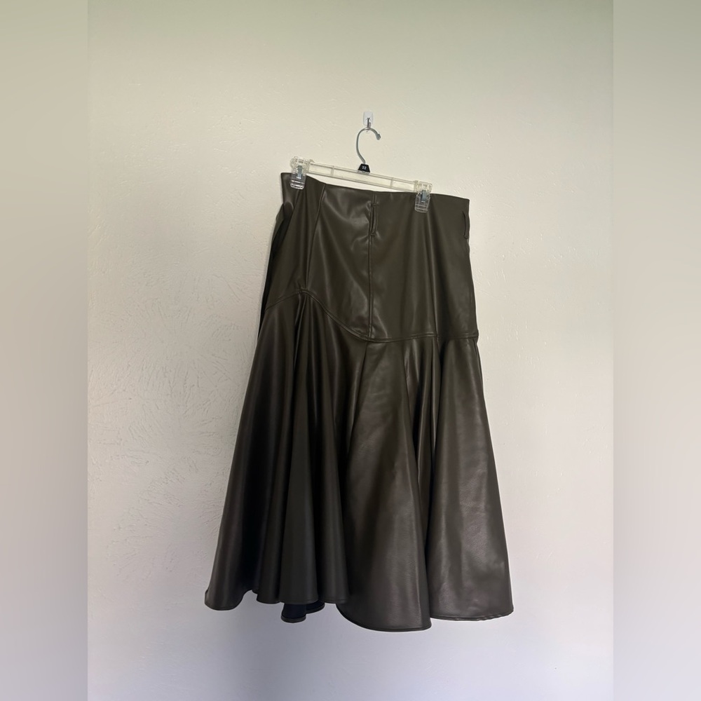 Prairie Midi Skirt (Button Belt) Olive Faux Leather - Picture 5 of 6